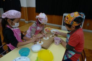 ララちゃんのくれた材料を使って、ハロウィンクッキング♪